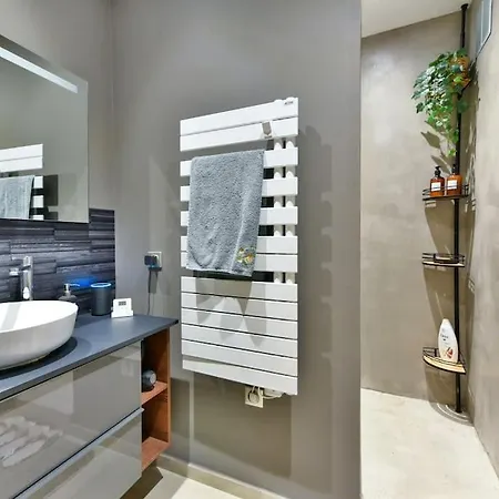 Proche Du Centre De *